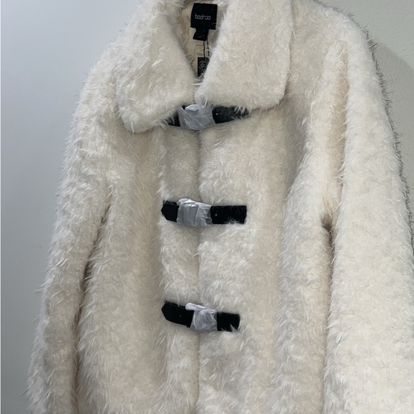 Boohoo Cream Teddy Jacket with Black Accents - Picture 7 of 7